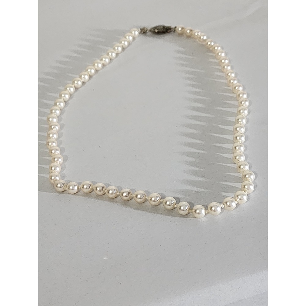 Roman RMN Vintage Faux Pearl Knotted Necklace Silver Tone Filigree Clasp Cream